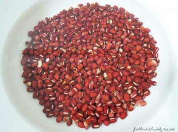 step1: 准备150克的红豆和300毫升的水浸泡隔夜（6-8小时）