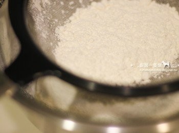 step3: 低筋麵粉+泡打粉混合，過篩加入。