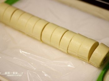 step9: 取出冰硬的酥皮捲，平均切成12份，桌面上灑一些麵粉防沾。