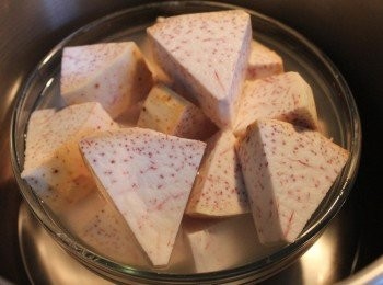 step1: 芋頭切大塊, 放入碗中, 加水到覆蓋90%芋頭的高度. 放到大同電鍋蒸架上, 外鍋用1杯水蒸到芋頭用筷子可以搓透