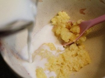 step2: 牛奶微波加熱1分鐘後, 倒入1) 邊加牛奶邊攪拌