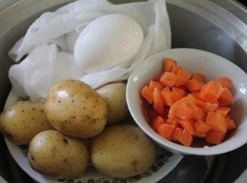 step1: 事前準備: 馬鈴薯/紅蘿蔔/雞蛋用電鍋蒸熟(外鍋1杯水). 並把蘋果對切後, 果肉挖出切成丁, 皮的部分當成器皿 (** 我用了5顆小型馬鈴薯代替, 雞蛋我先洗乾淨, 用廚房紙巾沾濕包起來}