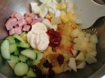 step3: 放涼後, 加入雞蛋/小黃瓜片/水果乾/火腿丁/蘋果丁, 再拌入<span class="group_2">調味醬</span>攪拌均勻. 放冷藏後即可食用