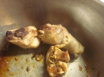 step2: 薑片先取出,鍋中放入雞肉煎到表面焦香