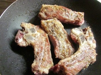 step2: 平底鍋放油1.豬肋排兩面煎香盛起備用