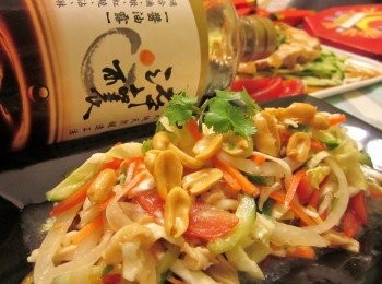 step6: 將5.醬汁及4.雞絲3.蔬菜絲一同混拌,放冰箱10分鐘入味,拿出盛在盤上,灑些花生米即可享用