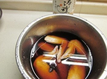 step2: 取湯鍋放2杯(量米杯)味全淬釀醬油露.2杯水.1/2小匙糖及八角,外鍋用一杯水入電鍋煮至跳起即可撈出備用