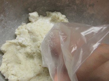 step4: 分次加入太白粉揉勻(建議用手比較好操作)