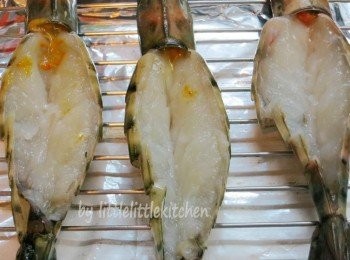 step1: 蝦隻洗淨，煎腳，在背部切開，去腸，灑點鹽和胡椒粉