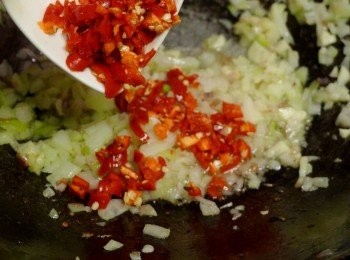 step3: 炒鍋內再添些許油，倒入洋蔥末以中大火翻炒至半透明熟軟後，再加入蒜末、紅蔥頭末、辣椒末翻炒均勻