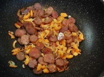 step11: 依序加入蝦米與臘腸，以小火炒至飄出香氣