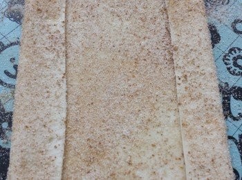 step4: 將酥皮兩邊向內摺 1/4，再灑玫瑰糖。(不用太大力壓，輕輕摺便可)
