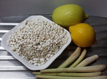 step1: 檸檬洗淨，磨去黃色一層皮待用，果肉榨汁。