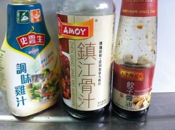 step1: 將排骨洗淨，用所有<span class="group_2">醃料</span>拌勻，醃半小時。