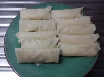 step4: 將春卷皮包好。