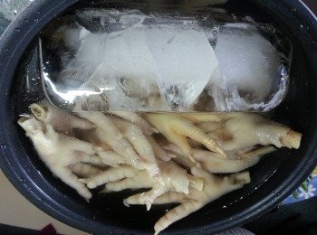 step3: 浸冰水置雪櫃15分鐘以上,浸冰水時間越耐就越易拆骨