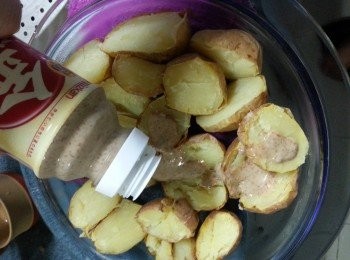 step2: 取出薯仔切開大個就4件,細個就切兩件,淋上芝麻醬