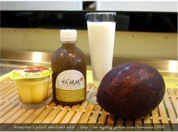 step1: 準備黑木耳養生露、酪梨、鮮奶、布丁與果汁機等料理<span class="group_1">食材</span>與器具。