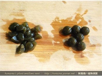 step6: 將抹茶口味的黑木耳QQ圓，分切成1/4圓的大小。