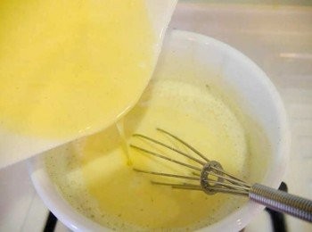 step5: *再將蛋糊倒回鍋中小火續煮。其間不停攪拌。