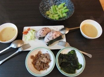 step3: 用保鮮膜鋪好<span class="group_1">飯</span>，然後賽近慢慢的<span class="group_2">燒肉</span>，捏成御<span class="group_1">飯</span>糰，加一片海苔，完成（嗚嗚，忘記拍裡面充滿<span class="group_2">燒肉</span>的樣子了．．．）