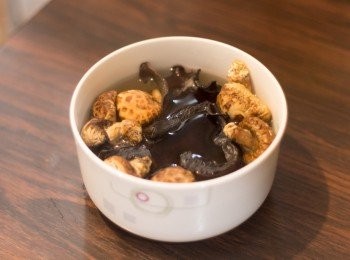 step1: 木耳及冬菇先用暖水浸軟