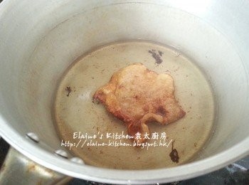 step3: 生油放入煲內 , 加入雞皮炸至脆身及雞油迫出 , 盛起雞皮去掉