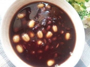 step3: 隔天把材料再沖洗一次 , 放到鍋子中 , 加約1000c.c清水 , 煮1小時 , 
蓮子在最後20分鐘加入同煮 , 最後加入紅糖調味即可