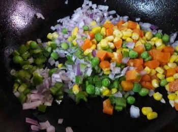 step6: 另起油鍋 , 把洋蔥 , 蒜茸加入炒香 , 再加三色菜和青椒 , 並加入鹽和黑胡椒粉炒勻