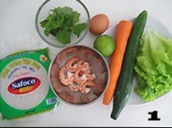 step1: 鮮蝦洗淨，去蝦線蝦槍，在放有蔥、姜、料酒的水中煮熟，撈出過冷水，待完全冷卻後剝出蝦仁。備好其他<span class="group_1">食材</span>