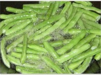 step4: 鍋中稍微放多些油，用大火炸四季豆