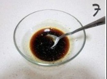 step7: 蒸魚的時候來調汁：將少許白糖、一點點胡椒粉、少許醋和蒸魚豉油（主調料）拌勻，至糖基本溶化即可