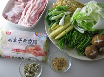 step1: 明太子魚香腸的成份表上都是我看得懂的<span class="group_1">食材</span>，連色素也是天然紅麴色素，再看看香腸的外觀顏色很樸素，自然也就放心許多