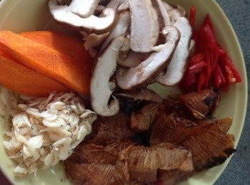 step1: 扁魚用少許油稍微炸酥(不要炸太久，以免黑掉，變苦)，炸過得魚油就不要了。