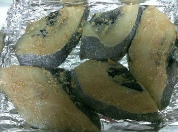 step4: 取出鱈魚片，將多餘的味噌去掉。 小烤箱預熱。 烤盤鋪鋁箔紙，放上鱈魚片，烤到有點焦色(約8~10分)。 翻面再烤約6~7分即可。