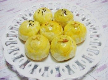step7: 步驟7香酥好吃的自製蛋黃酥就完成囉~~^^