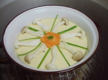 step5: 內鍋再度添加米杯1/3杯水量ˊ依步驟3的方式再次蒸ˊ 當電源彈起再稍悶個2~3分鐘即可。