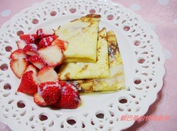 step7: 步驟7將完成的法式薄餅皮對折再對折ˊ 然後搭配新鮮草莓再淋上香甜煉奶ˊ就能享用囉~