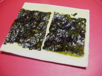 step3: 將元本山海苔鋪上ˊ(重覆將4片起酥派用完)