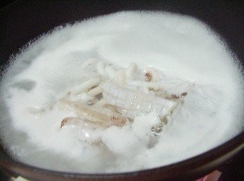 step2: 準備一湯鍋ˊ加入酌量的水煮滾ˊ水滾將脆卷燙熟約1分鐘