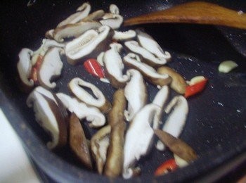 step3: 加入新鮮香菇略為炒香
