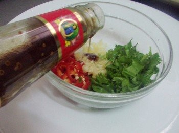 step2: 將<span class="group_3">醬汁調味</span>和要搭配辛香食材先調勻備用