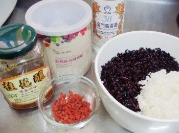 step1: 先準備好所需<span class="group_1">材料</span>ˊ紫糯米要記得先洗淨泡水1小時以上ˊ 白米依平日煮飯方式洗淨即可ˊ因為我自己很喜歡桂花蜂蜜味道ˊ 所以用來帶出甜味ˊ如果沒有用一般蜂蜜或砂糖取代即可 綜合鮮果乾也可依方便性用桂圓或葡萄乾取代。 金門高粱酒一甲子以來，以清澈透明、質地純淨、 芳香甘醇，獨獲行家的青睞，一路走來獨領風騷， 在『中國白酒』中，一支獨秀、聞名於世。 濃郁酒香提升了風味確不嗆口ˊ讓這簡單甜品滋味更迷人喔。
