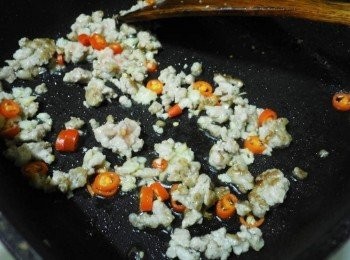 step3: 接著加入蒜末和辣椒一起炒香