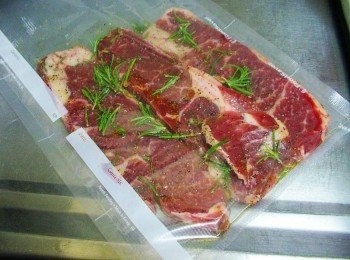 step4: 將牛排放入保鮮袋中ˊ並加入[醃漬<span class="group_1">材料</span>]