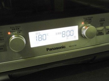 step8: 送入已經事先預熱好的Panasonic蒸氣式微波爐中ˊ 180度c烘烤8~10分鐘