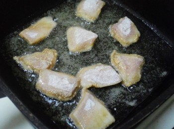 step2: 2.鯛魚片以<span class="group_2">醃料</span>抓勻醃漬入味，
薄薄裹上一層地瓜粉，
鍋子燒熱加入比平時略多食用油，
用半煎炸方式將魚片處理至金黃定型
