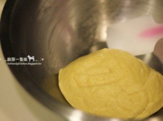 step2: 篩入中筋麵粉，以刮刀壓拌成麵糰。