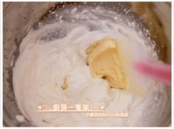 step9: <span class="group_3">檸檬奶油餡</span>: 利用刨絲器刮下檸檬表皮黃色部份(刮到白色部份會有苦味)，將檸檬皮屑跟細砂糖、玉米粉混合至出現檸檬香氣。