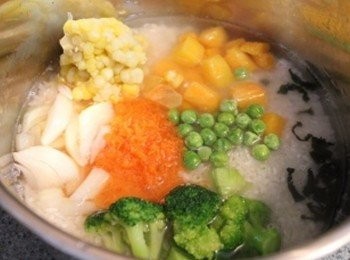 step1: 米洗淨, 將所有的蔬菜放入, 加水